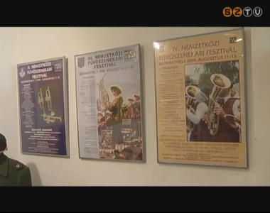 Ki�ll�t�s ny�lt a Berzsenyi D�niel K�nyvt�rban a f�v�sok jubileum�nak alkalm�b�l