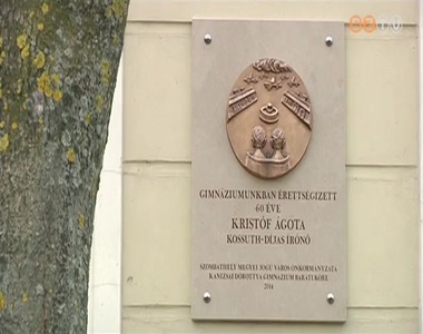 Emléktáblát avattak Kristóf Ágota tiszteletére a Kanizsai-gimnáziumban Emléktáblát avattak Kristóf Ágota tiszteletére a Kanizsai-gimnáziumban