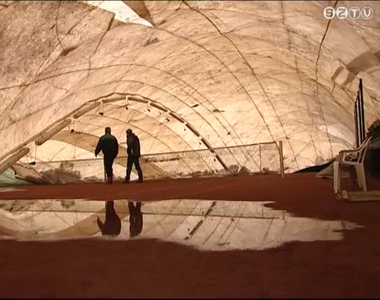 Beomlott a teniszsátor Beomlott a teniszsátor