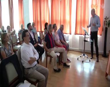 El�ad�sok a doh�nyz�smentes vil�gnapon