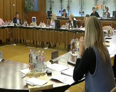 �l�sezett a jogi bizotts�g