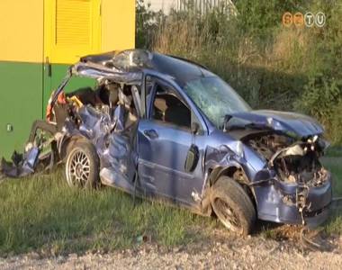 Vonattal �tk�z�tt egy szem�lyg�pj�rm�