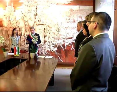 Hatan tettek ma állampolgársági esküt a városházán Hatan tettek ma állampolgársági esküt a városházán