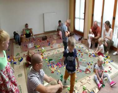 Korasz�l�tt gyerekek �s a csal�djaik tal�lkoztak