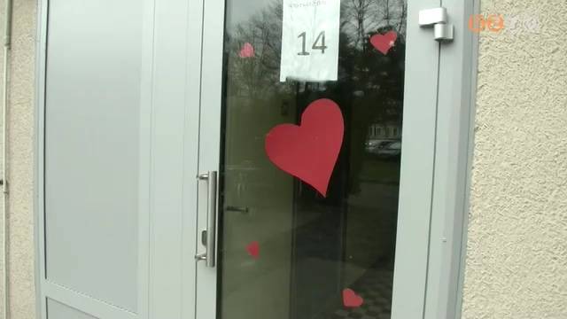 Piros szívek az ablakokon Piros szívek az ablakokon