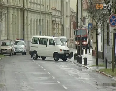 Bombariad� miatt kellett ki�r�teni a Szombathelyi T�rv�nysz�ket �s a Vas Megyei F��gy�szs�get