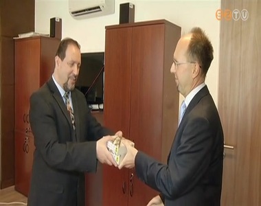 Helytörténeti filmsorozatot ajándékoz az iskoláknak a Szombathelyi Médiaközpont Helytörténeti filmsorozatot ajándékoz az iskoláknak a Szombathelyi Médiaközpont