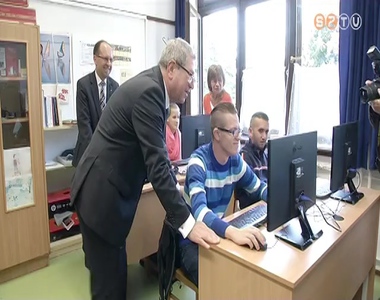 �j sz�m�t�g�peket kaptak