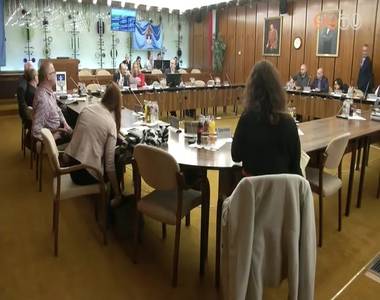 �ssze�lt az oktat�si bizotts�g is