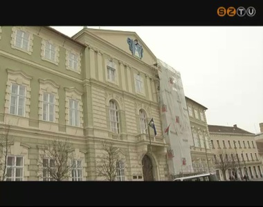 Elkezd�d�tt a Megyeh�za homlokzat�n a vakolat meger�s�t�se