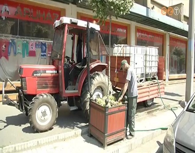 Locsolóautóval járják a város utcáit a SzomPark munkatársai Locsolóautóval járják a város utcáit a SzomPark munkatársai