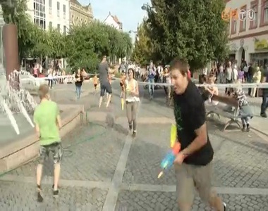 Ny�rb�cs�ztat� vizipisztoly csata volt a F� t�ren