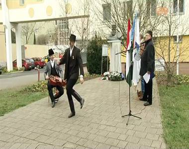 Koszor�z�s  a Batthy�ny szoborn�l