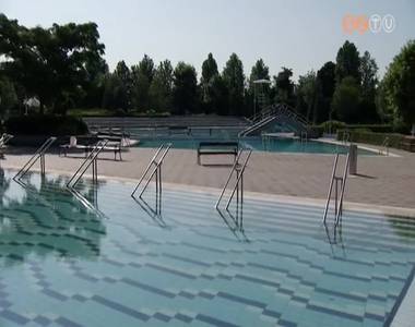 Nyit�shoz k�sz�l�dnek a szombathelyi szabadt�ri f�rd�helyek