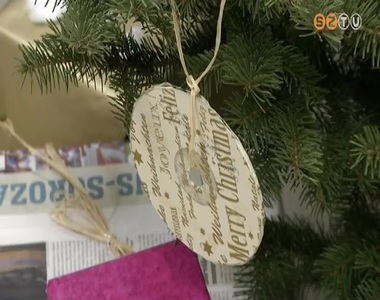 �jrahasznos�tott hullad�kokb�l k�sz�lt kar�csonyfad�szekb�l ny�lt ki�ll�t�s