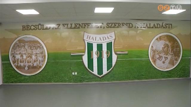 Hangulatfokozó óriásplakátokat helyeztek a Haladás-stadion játékoskijárójába Hangulatfokozó óriásplakátokat helyeztek a Haladás-stadion játékoskijárójába