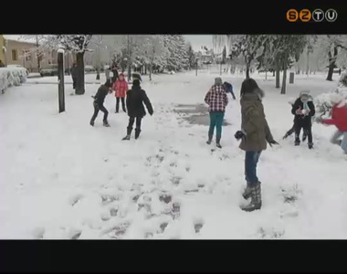 Alig n�gy �ra alatt jelent�s mennyis�g� h� hullott a megyesz�khelyen