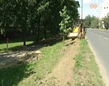 F�ldk�beleket cser�lnek a Rohonci �ton