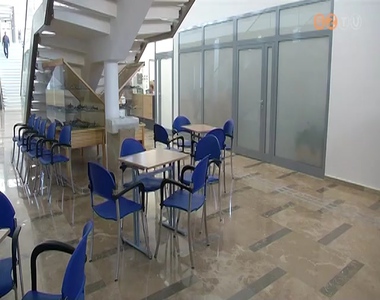 B�rbeadja a v�ros a sporth�z b�f�j�t