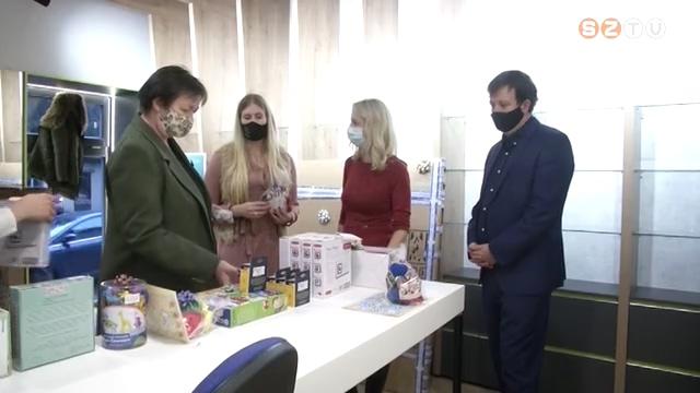 Autizmussal élő gyerekek fejlődését segítik az ajándékba kapott iskolai eszközök és játékok Autizmussal élő gyerekek fejlődését segítik az ajándékba kapott iskolai eszközök és játékok