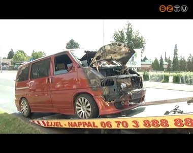 Kigyulladt egy kisbusz délután a Rohonci úton Kigyulladt egy kisbusz délután a Rohonci úton