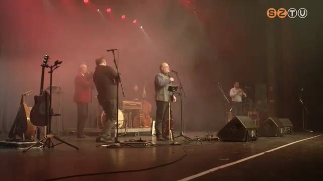 A Cs�k Zenekar koncertj�nek bev�tel�b�l a Zseboroszl�n Alap�tv�nyt t�mogatt�k