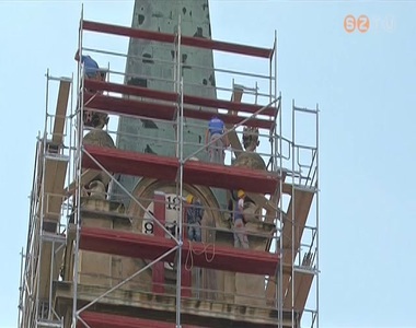 Megkezd�dtek az el�k�sz�letek a Sz�kesegyh�z homlokzat�nak fel�j�t�s�ra