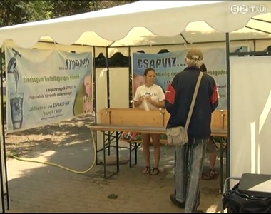 Vizet oszt a Vasiv�z Zrt. az Ady t�ren