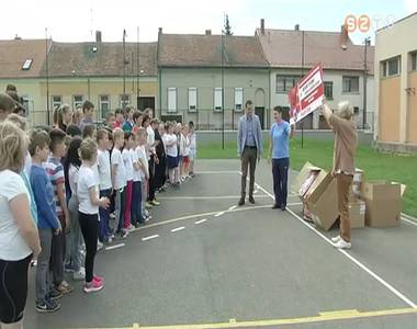 Sportszereket kapott egy p�ly�zaton a Neumann-iskola