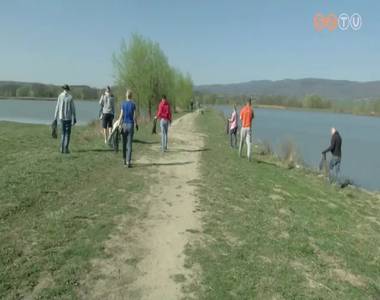 Szemetet �s kutyagumit gy�jt�ttek az Ab�rt-tavakn�l