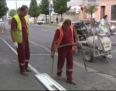 A fizet�s parkol�helyek �tburkolati jelz�seit festik �t a SZOVA munkat�rsai