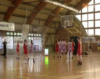 A Szolnokot vert�k a SZOESE n�i kosarasai