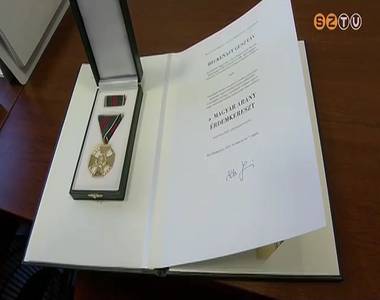 �nnepi kit�ntet�sek