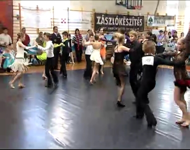 100 táncos pár versenyzett 100 táncos pár versenyzett