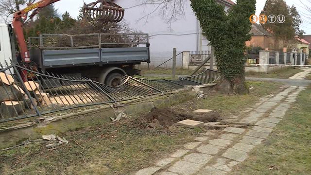 Az erős szélben kidőlt és a plébánia kerítésére zuhant egy hársfa Szentkirályon Az erős szélben kidőlt és a plébánia kerítésére zuhant egy hársfa Szentkirályon