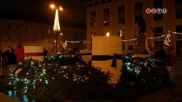 Fellobbant az óriás adventi koszorú első gyertyája a Berzsenyi téren Fellobbant az óriás adventi koszorú első gyertyája a Berzsenyi téren