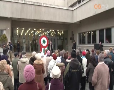 Sz�p sz�m� �nnepl� szavalta egy�tt a V�rosh�za el�tti t�ren a Nemzeti Dalt