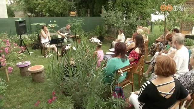 Megzenésített versek és vidám jelenetek várták a kertkoncert résztvevőit Megzenésített versek és vidám jelenetek várták a kertkoncert résztvevőit
