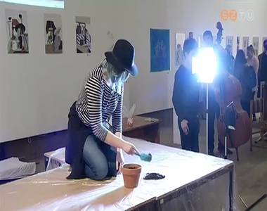 A M�v�szeti Szakgimn�zium di�kjainak legjobb munk�ib�l ny�lt ki�ll�t�s a k�pt�rban