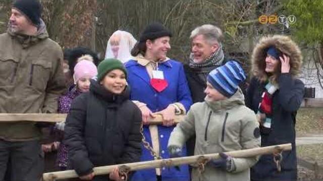 Rönkhúzással, bolond lakodalommal búcsúztatták el a telet a Vasi Skanzenben Rönkhúzással, bolond lakodalommal búcsúztatták el a telet a Vasi Skanzenben