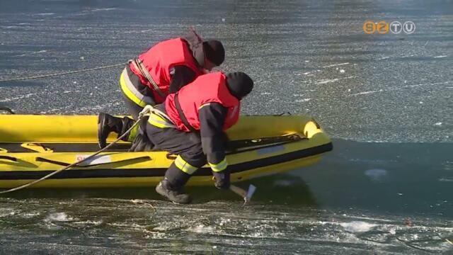 A tzoltk kedden a Csnakz tavon gyakoroltk, hogyan kell a jgbl embert menteni