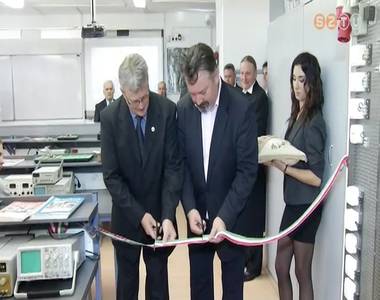 Mikroelektronikai laborral gazdagodott a Pusk�s Tivadar Szakgimn�zium