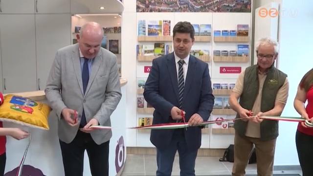 Átadták a megszépült Tourinform Irodát Kőszeg Fő terén Átadták a megszépült Tourinform Irodát Kőszeg Fő terén
