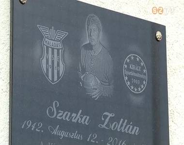 Eml�kt�bl�t �ll�tottak Szarka Zolt�nnak