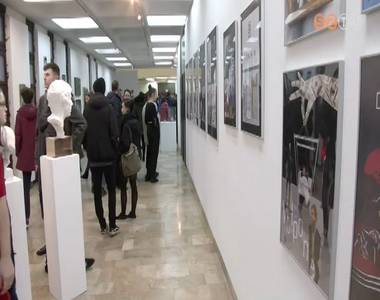 M�v�szetisek ki�ll�t�sa a k�pt�rban