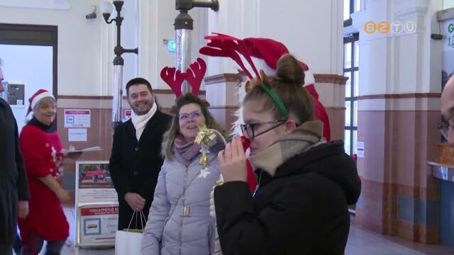 Vonattal rkezett a Mikuls vasrnap a vastllomsra