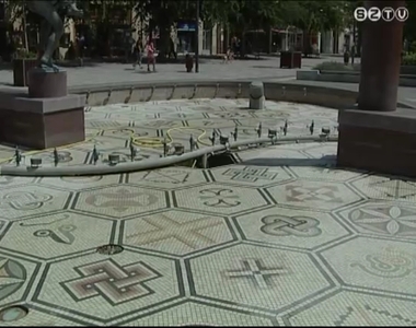 Megtisztították az algáktól ma a Fő téri szökőkutat Megtisztították az algáktól ma a Fő téri szökőkutat