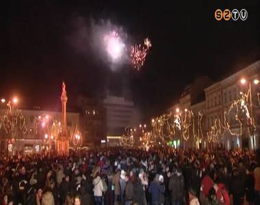 Több százan búcsúztatták az óévet a hagyományos Fő téri szilveszteri bulin
