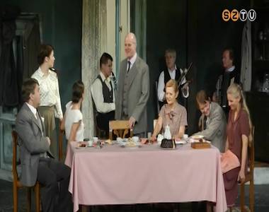 Sz�p Ern� V�leg�ny c�m� sz�nm�v�t viszik sz�npadra Szombathelyen