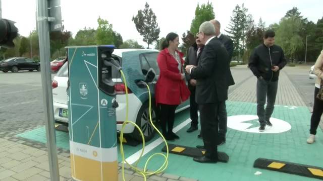 Új elektromos töltőállomást adtak át a Csónakázó-tó parkolójában Új elektromos töltőállomást adtak át a Csónakázó-tó parkolójában